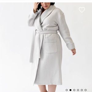 Cozy Earth NWT Waffle bath robe. Light grey unisex luxury robe. Size XL/XXL